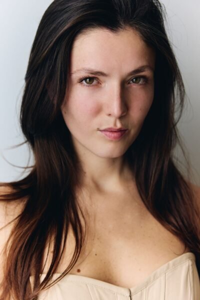 1-justine-delbergue-main-book